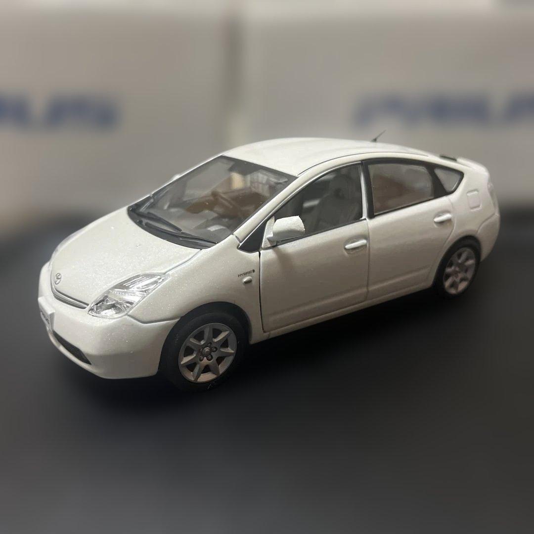 非売品　トヨタ　プリウス　カラーサンプル　ホワイトパールクリスタルシャイン