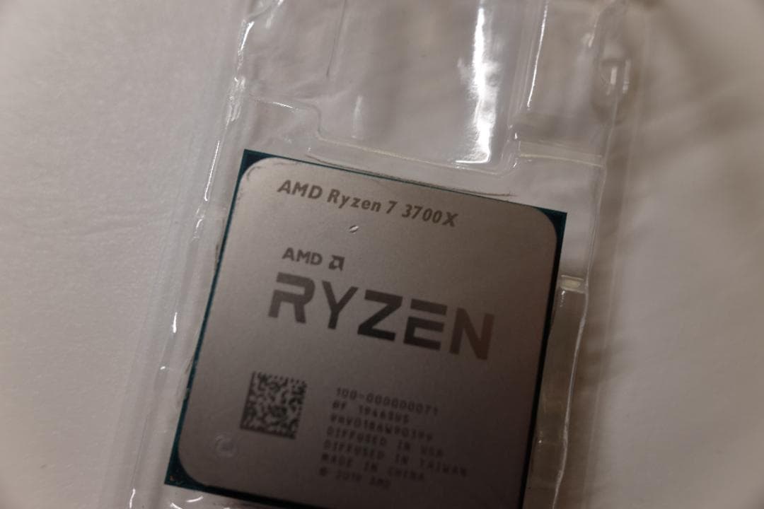 AMD Ryzen 7 3700X CPU（ヒートスプレッダに傷あり）