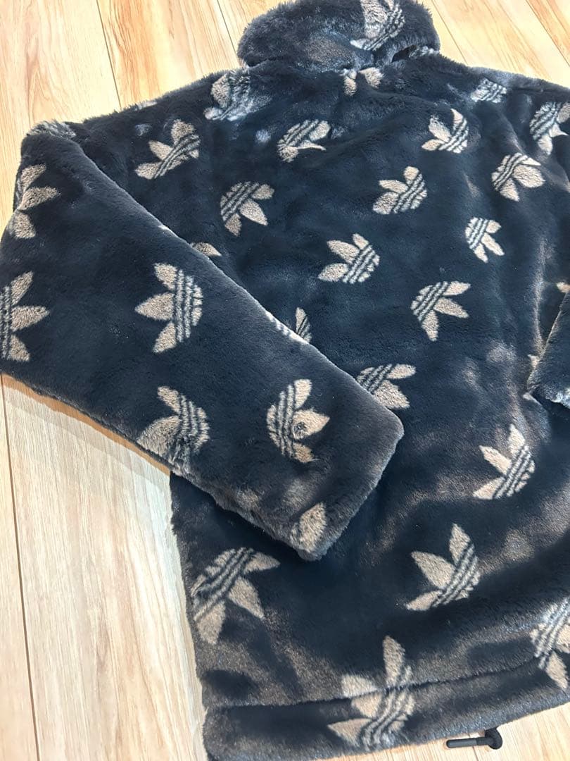 アディダス オリジナルス モノグラム ロゴ ファー ジャケット ジャージ 黒