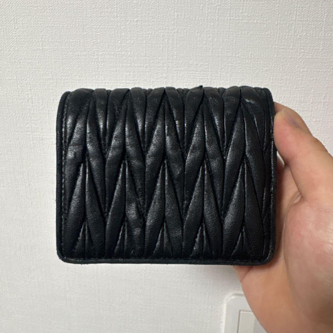 miu miu 二つ折り財布 ブラック 編み込みデザイン