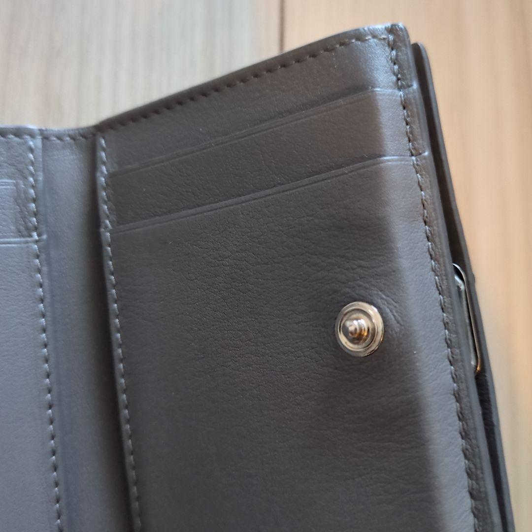 グレーの三つ折り財布 LOEWE