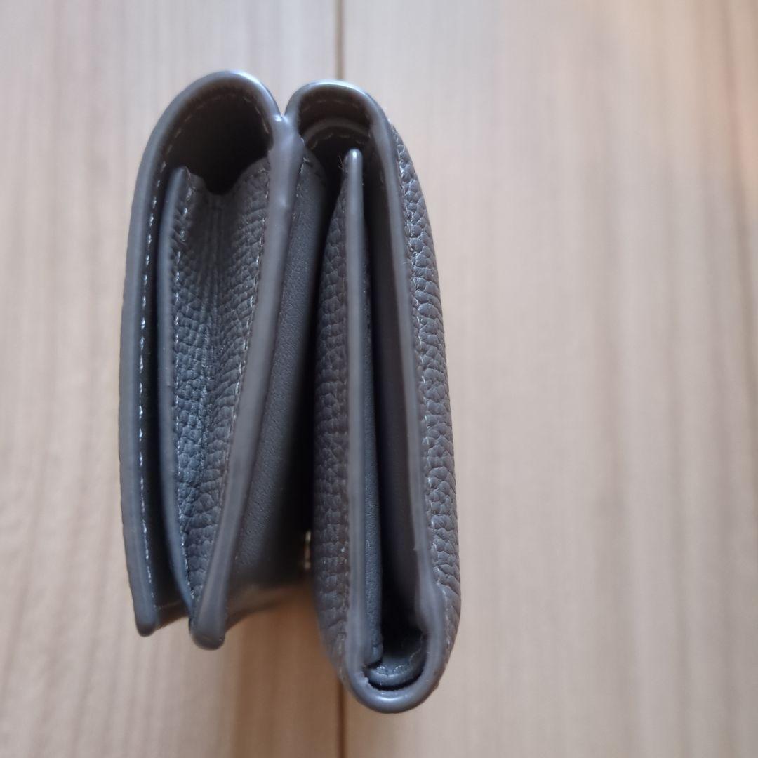 グレーの三つ折り財布 LOEWE