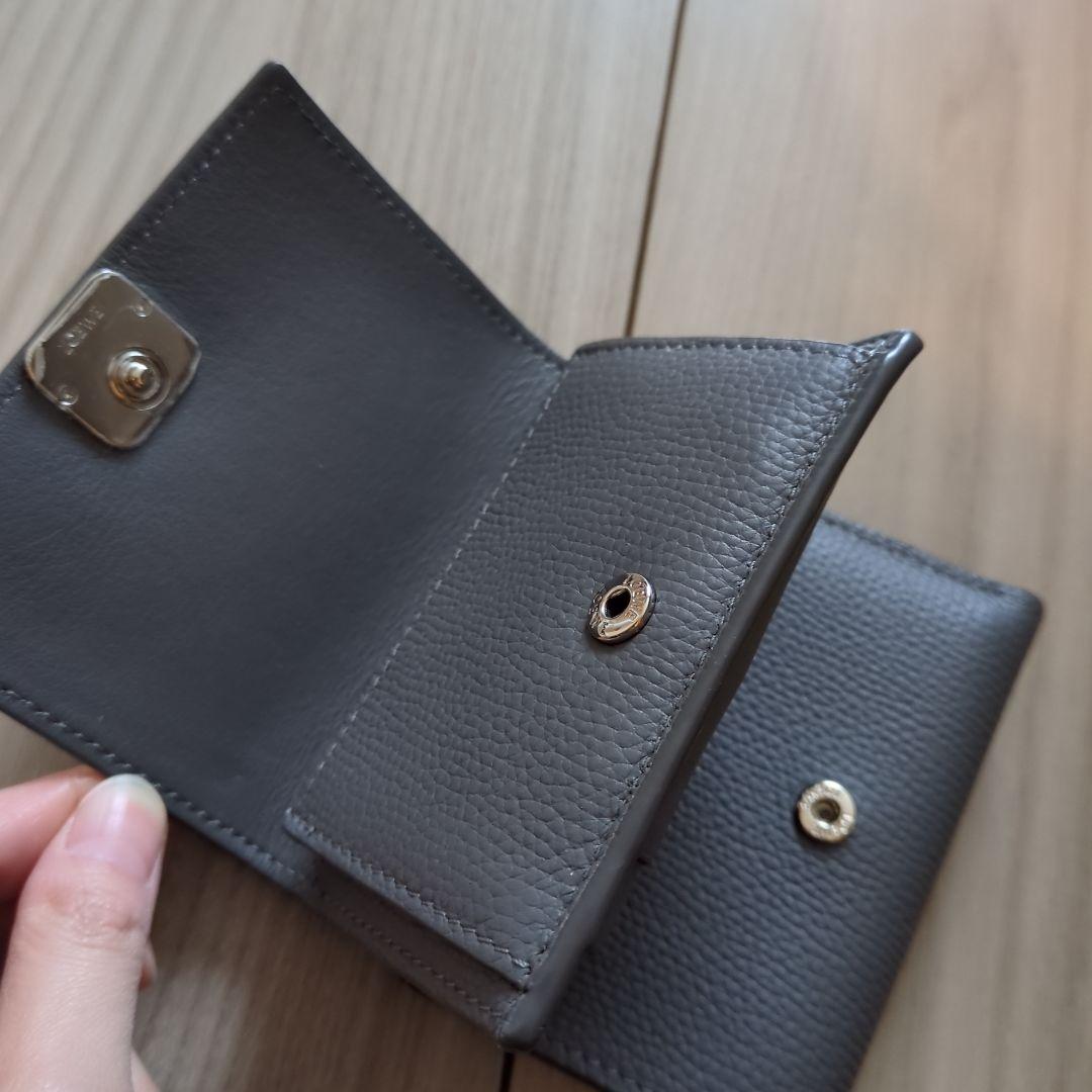 グレーの三つ折り財布 LOEWE