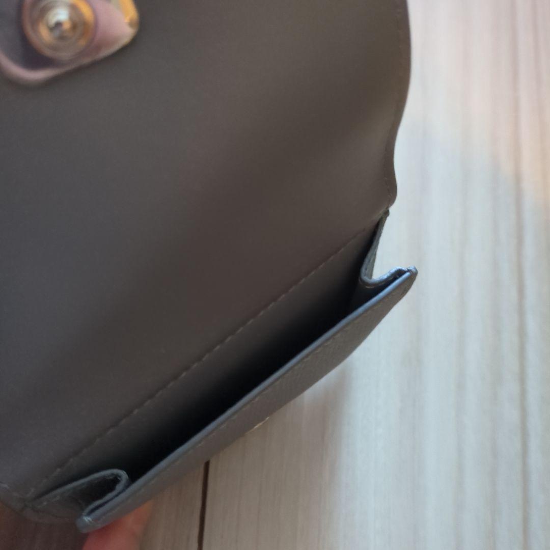 グレーの三つ折り財布 LOEWE