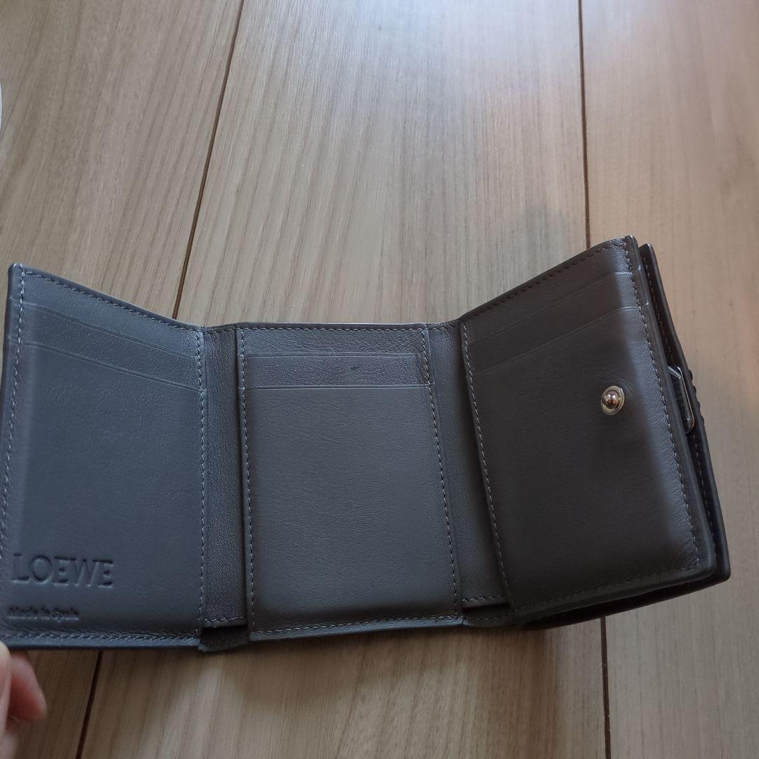 グレーの三つ折り財布 LOEWE