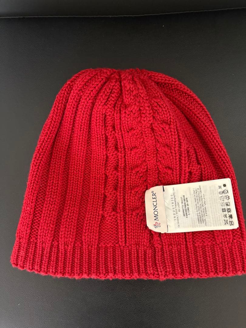 nagu　MONCLER 赤ニット帽