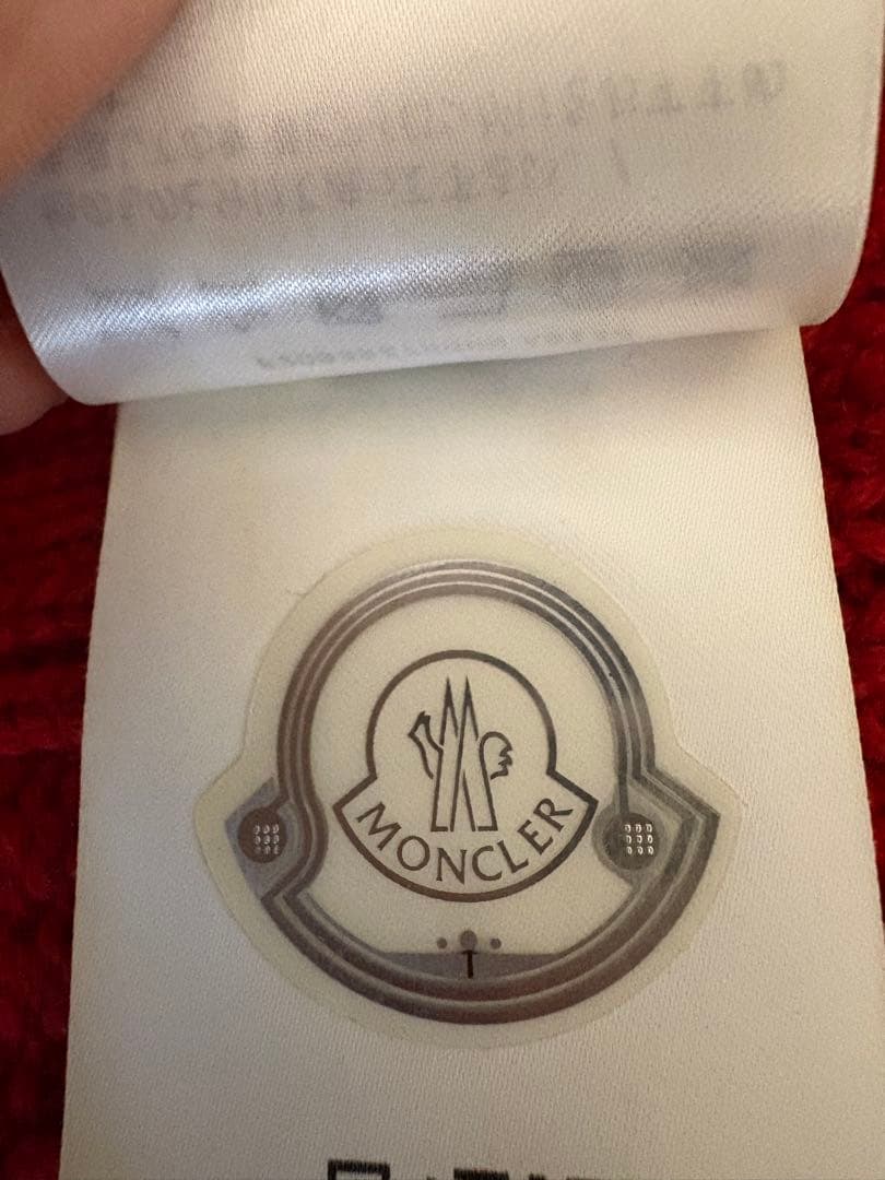 nagu　MONCLER 赤ニット帽